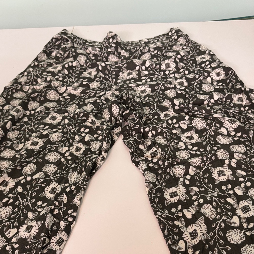 Max Studio Monochrome Floral Pants